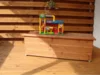 Holztruhe mit Spielzeug