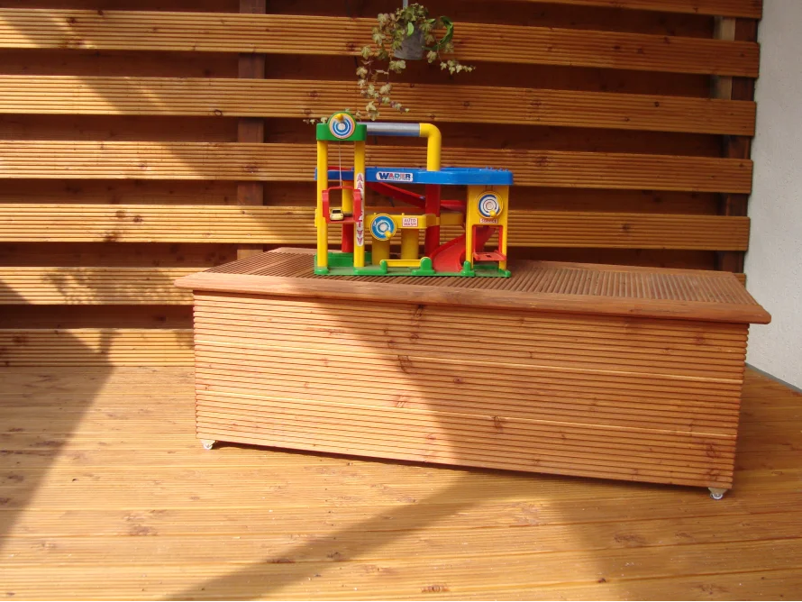 Holztruhe mit Spielzeug