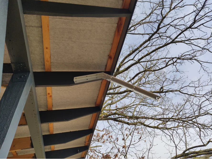 Metallhalterung an Holzdach