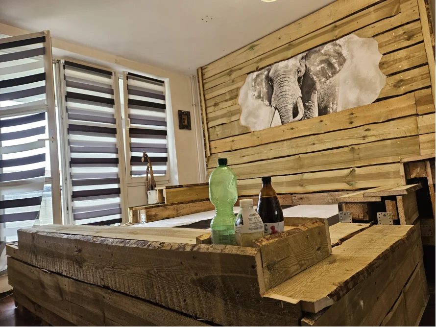 Bett aus Palettenholz mit Elefantenbild