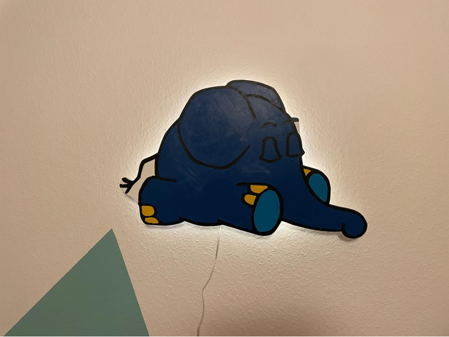 Blauer Cartoon-Elefant als Wandlampe