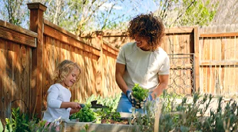 Zwei Personen beim Gärtnern