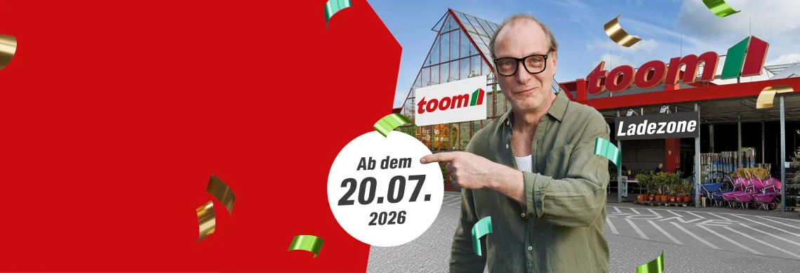 Eine Person steht vor einem Baumarkt und zeigt auf ein Datum.