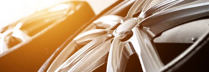 Zwei Autoreifen mit silbernen Felgen