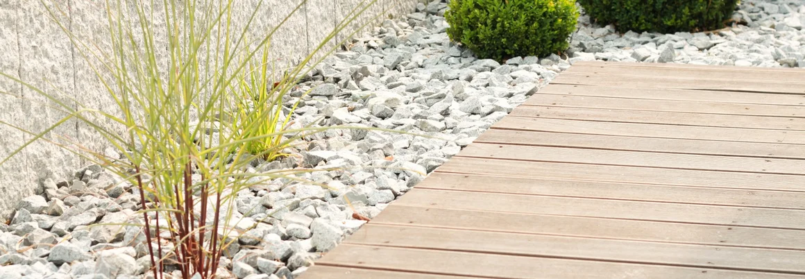 Holzterrasse mit Kies und Pflanzen
