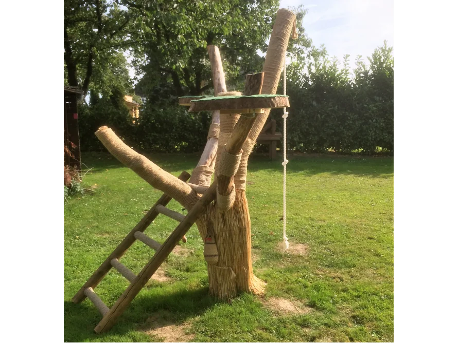 Aufwändiger Katzenspielplatz aus Holz im Garten
