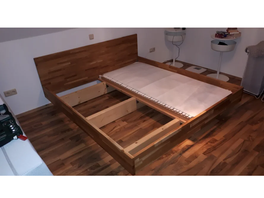 Holzbettgestell mit Lattenrost während des Aufbaus