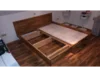 Holzbettgestell mit Lattenrost während des Aufbaus