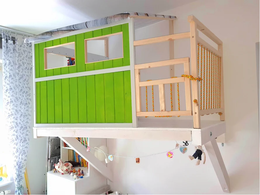 Ein Hochbett für Kinder, das wie ein Baumhaus gebaut ist.