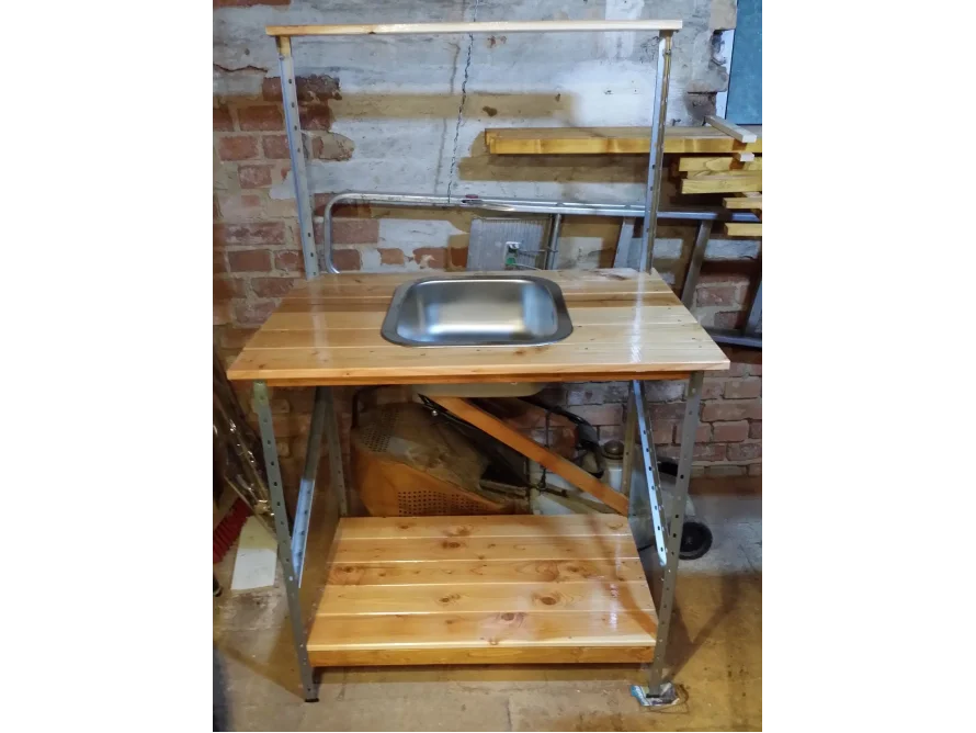Selbstgebauter Waschtisch mit Spülbecken.