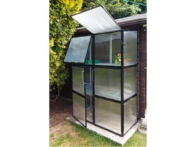 Kleines Gewächshaus mit durchsichtigen Wänden und geöffnetem Dach