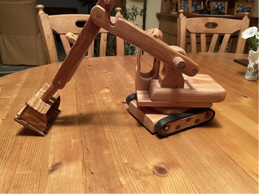 Holzbagger auf einem Tisch