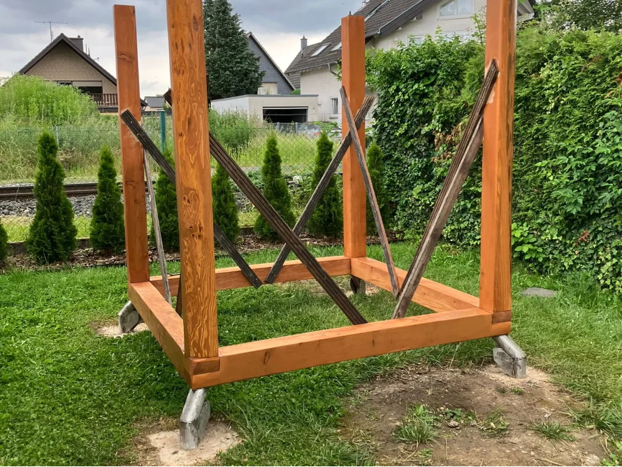 Holzgerüst auf einem Rasen