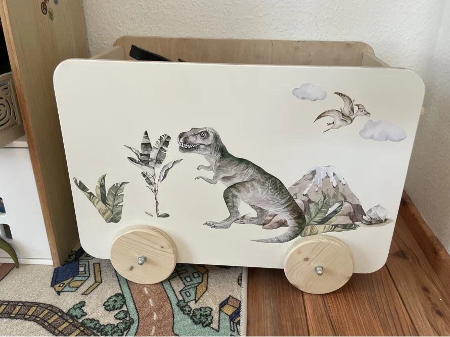 Spielzeugkiste mit Dinosaurier-Motiv