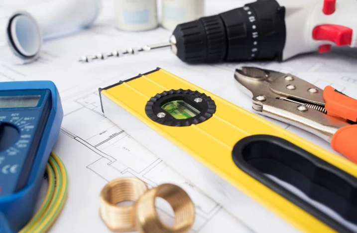 Wasserwaage, Rohre und Bauplan