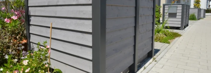 Graue Mülltonnenbox aus Holz