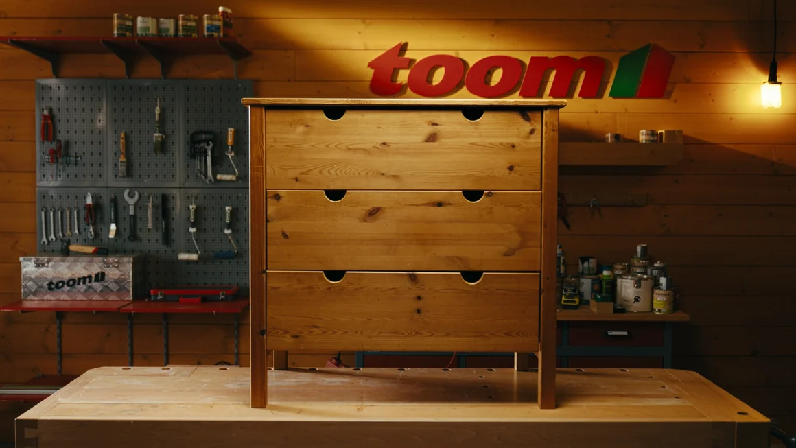 Holzkommode mit drei Schubladen