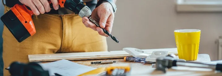 Person hält Bohrer in der Hand