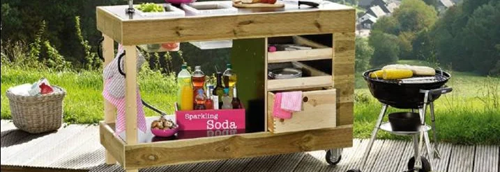 Gartenküche aus Holz mit Spüle und Grill