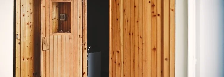 Offene Holztür einer Sauna