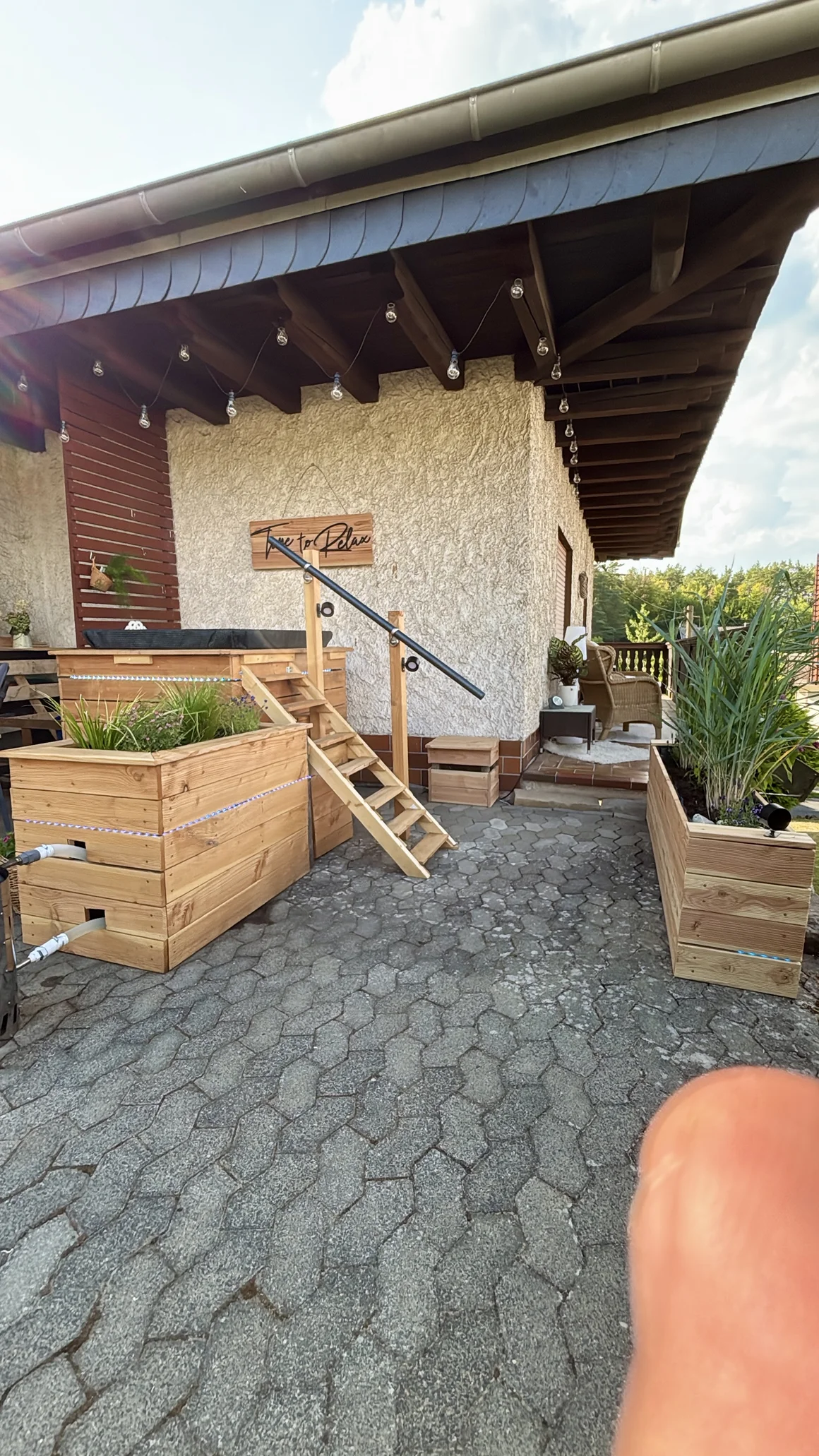Selbstgebauter Whirlpool-Bereich aus Holz auf einer Terrasse.