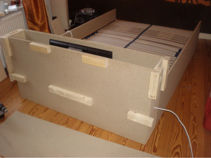 Bettgestell aus Holz während des Aufbaus