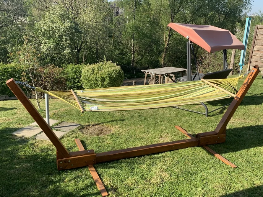 Hängematte mit Holzgestell im Garten