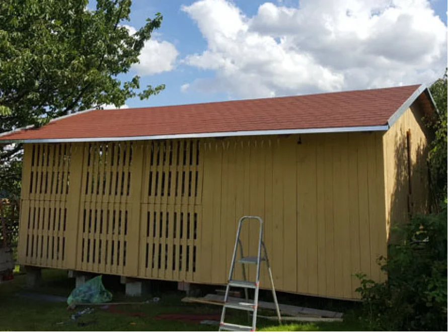 Gelbes Gartenhaus mit Lattenwänden