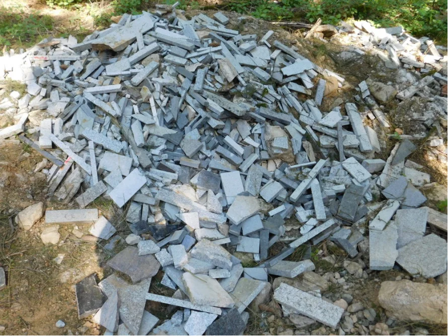 Ein Haufen flacher grauer Steine