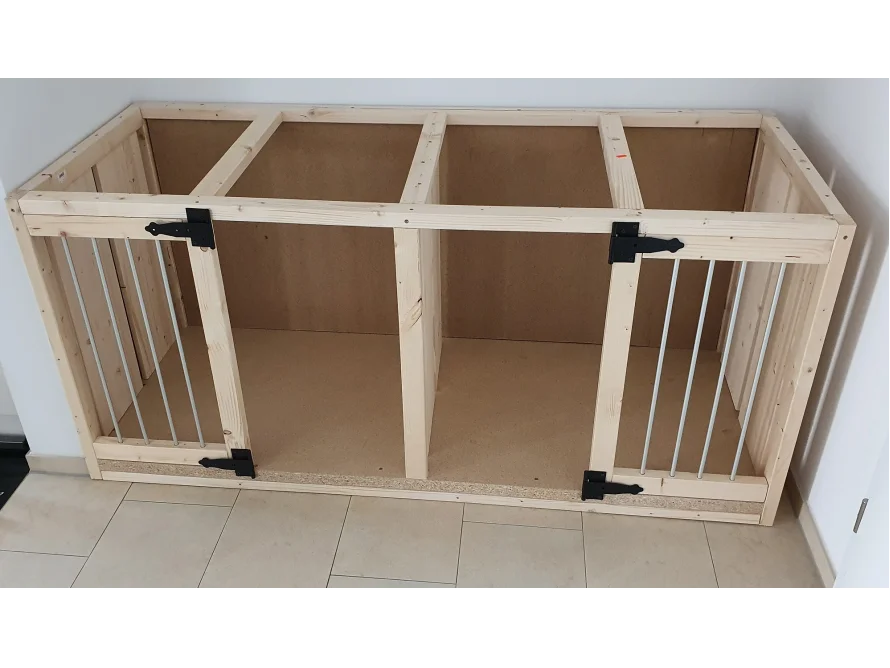 Hundebox aus hellem Holz mit zwei Abteilen.