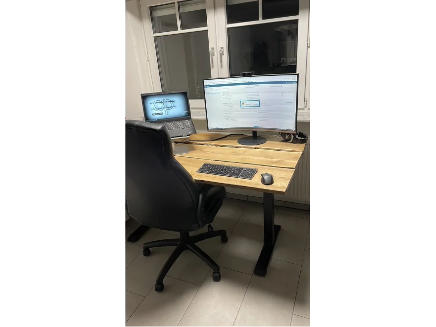 Arbeitsplatz mit zwei Monitoren