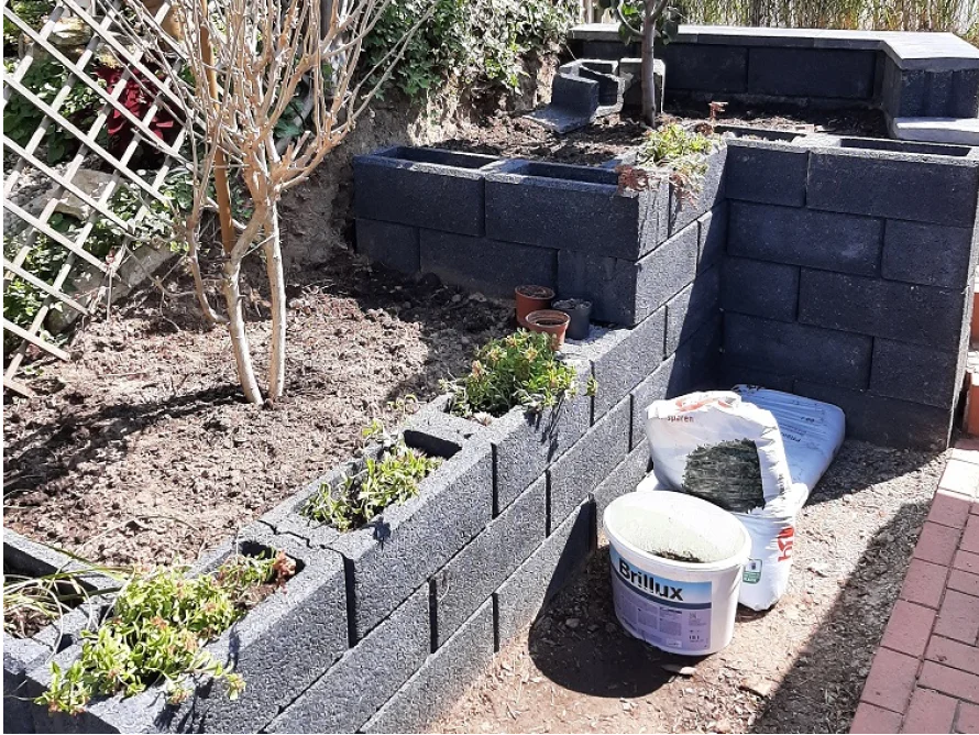 Gartenbeet aus grauen Steinen