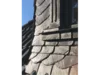Dunkle Schieferfassade mit Fenster