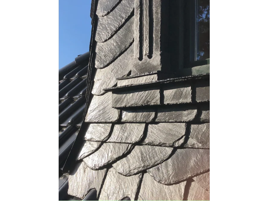 Dunkle Schieferfassade mit Fenster