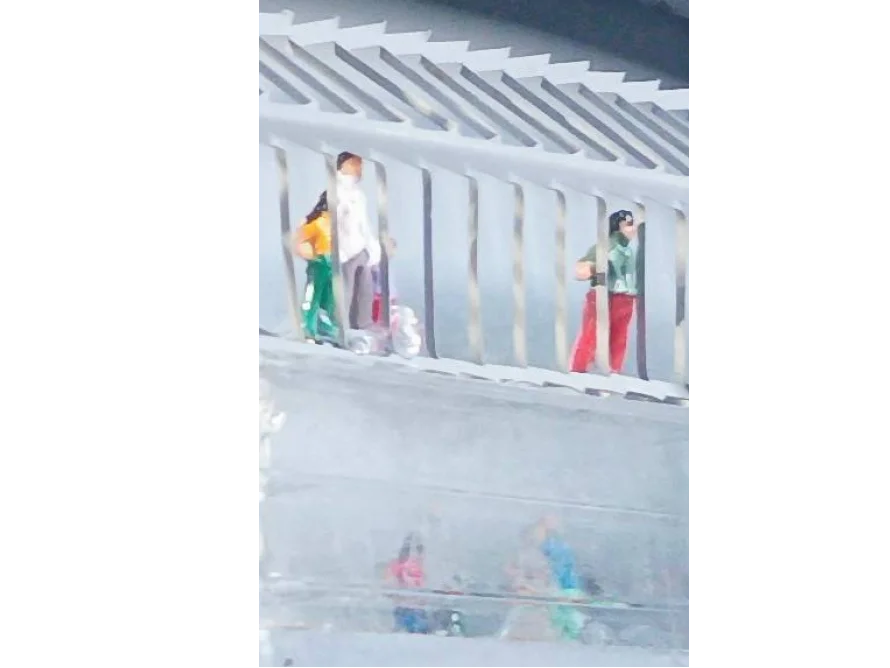 Drei Personen auf einem Steg