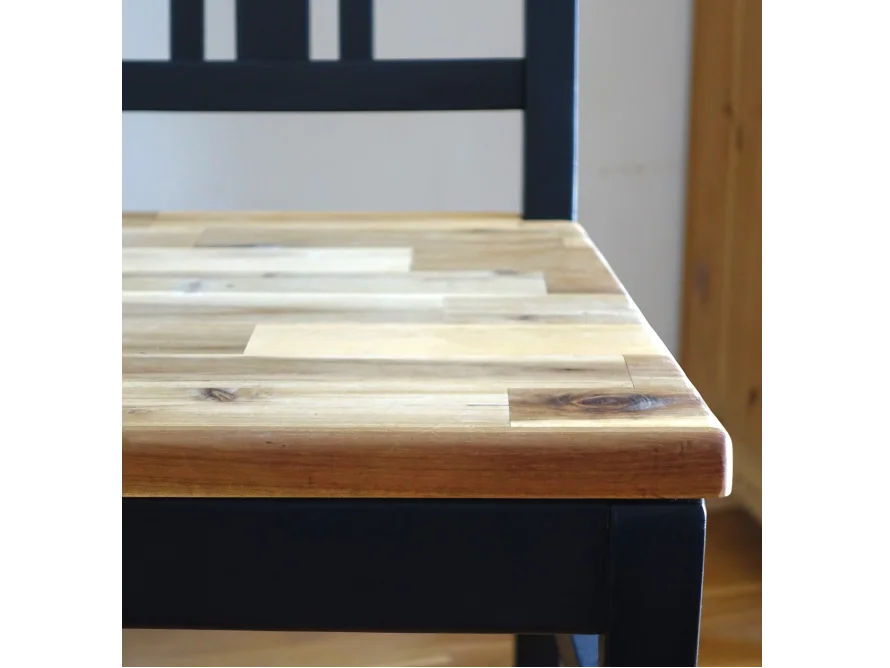 Holzstuhl mit hell gemaserter Sitzfläche