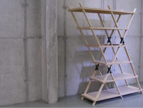 Hölzernes Regal mit schrägen Flächen