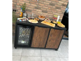 Servierwagen mit Getränken und Snacks