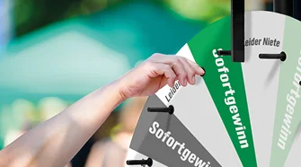 Person dreht Glücksrad