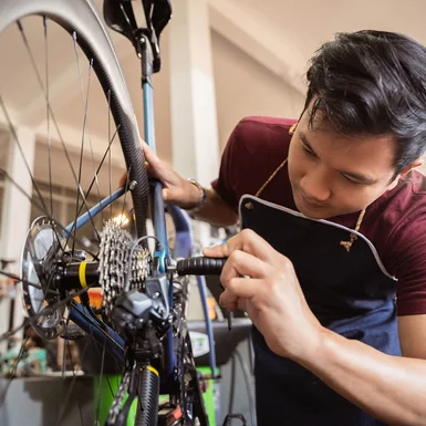 Person repariert Fahrrad mit Werkzeug