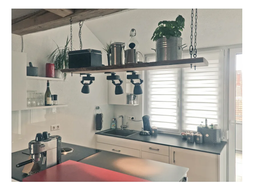 Hängeregal mit Beleuchtung in Küche