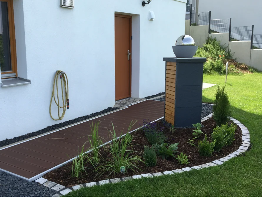 Holzweg zu einer Haustür