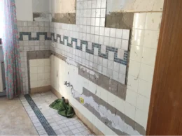 Abgerissene Fliesen in einer Küche