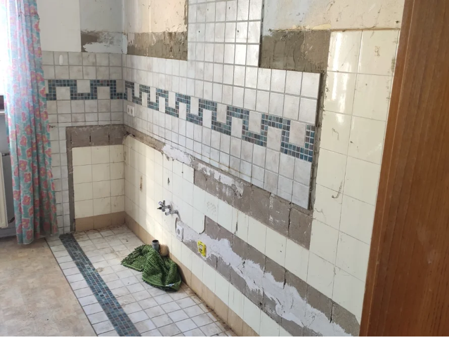 Abgerissene Fliesen in einer Küche