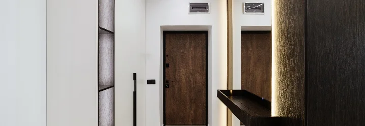 Moderner Flur mit Beleuchtung