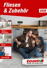 Zwei Personen sitzen auf einem gefliesten Boden, eine Person spielt Gitarre.