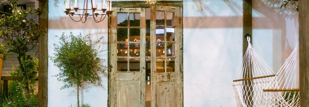 Verwitterte Holztüren eines Gartenhauses