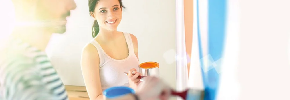 Personen streichen Wand