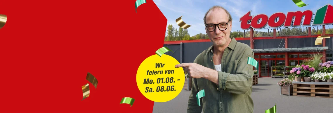 Eine Person feiert vor einem Baumarkt und zeigt auf einen Aktionszeitraum.