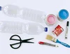 Bastelmaterial: Zwei Plastikflaschen, Farbe und Werkzeug